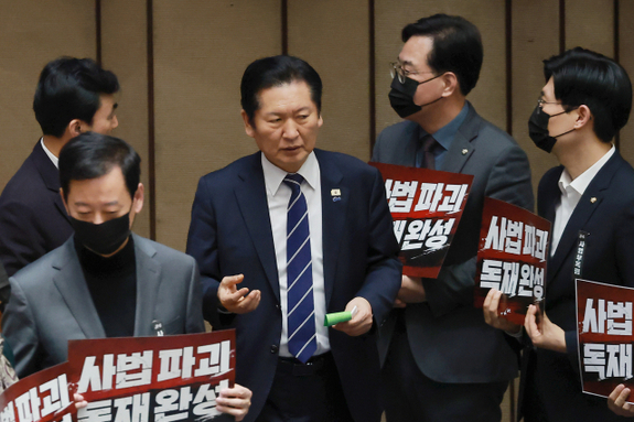 (매일신문) 美-이란 전쟁통에도…입법폭주 與, 속수무책 野, 속타는 국민