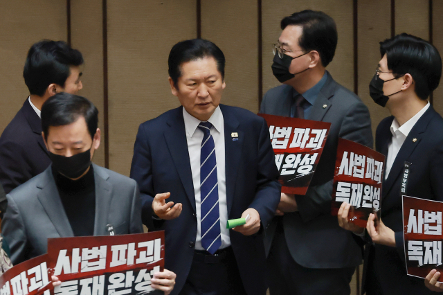 (매일신문) 美-이란 전쟁통에도…입법폭주 與, 속수무책 野, 속타는 국민