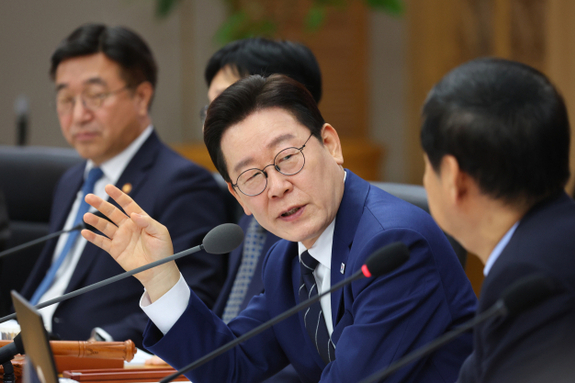 (경남신문) 이 대통령 “5·18과 부마항쟁 헌법 전문 수록을”