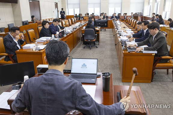 (강원일보) [속보]5월 1일 공무원·교사 등 일하는 사람 모두 쉰다…행안소위, '노동절 법정 공휴일 지정안' 의결