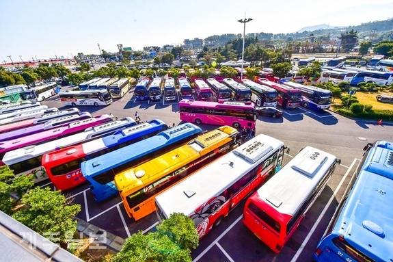 (제주일보)치솟는 기름값에 전세버스도 한숨…"성수기에 경영난"