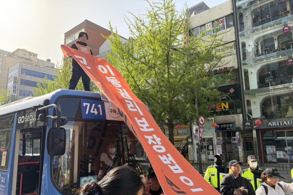(매일신문)전장연 "우릴 가두지 말라"…출근길 시내버스 저지, 차량 위 올라가기도