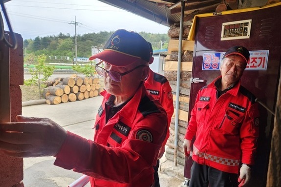 (강원일보)산불감시진화대 10명중 7명 ‘60대 이상’